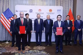 La cérémonie de signature de l'accord a lieu en présence du secrétaire général du Comité central du Parti et président vietnamien To Lam. Photo: VNA