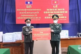 Les gardes-frontières de Quang Binh offrent des fournitures médicales à leurs homologues lao