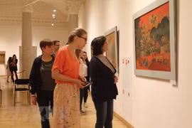 Exposition de peintures de laque poncée du Vietnam en Russie