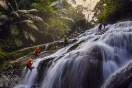 Quang Binh propose du tourisme d'aventure à Khe Nuoc Trong-Suoi Tien