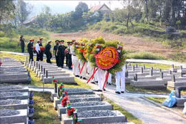 Thua Thien-Hue : inhumation des restes de soldats tombés au Laos