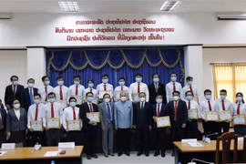 Le Laos honore des experts médicaux vietnamiens pour leurs contributions à la lutte anti-COVID-19