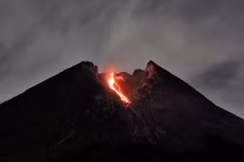 Indonésie : le volcan du mont Merapi entre en éruption