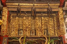 La beauté intemporelle du cadre de porte de la maison communale de Diêm