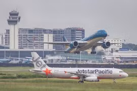 Des agences d’aviation modifient des horaires de vols à cause du typhon Podul
