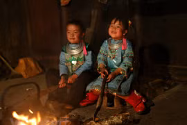 Les enfants des zones montagneuses du Nord-Ouest portent des couleurs printanières 