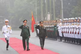 Une délégation de l'Armée populaire du Laos effectue une visite officielle au Vietnam