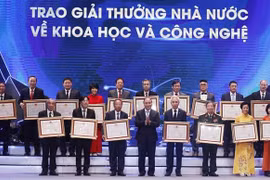 Remise du Prix Ho Chi Minh à des scientifiques