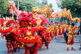 Développer la danse de la licorne, du lion et du dragon pour attirer les touristes