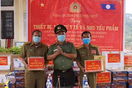 Le Vietnam remet des équipements médicaux au Laos pour lutter contre le COVID-19