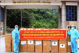 Ha Giang reçoit des dons médicaux de la province chinois de Yunnan