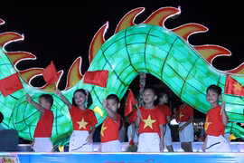 De grandes lanternes brillantes à l'occasion de la Fête de la mi-automne à Tuyen Quang