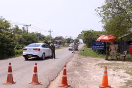 L'ambassade du Vietnam au Laos recommande le respect des réglementations de prévention du COVID-19
