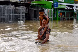 Inondations à grande échelle : le Cambodge intensifie ses activités de secours
