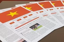 Des journaux impriment un drapeau pour marquer le 45e anniversaire de la réunification du pays