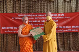COVID-19: don des bouddhistes vietnamiens au Laos pour les moines lao en difficulté