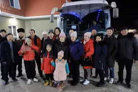 Les Vietnamiens en Russie accueillent 14 ressortissants évacués de Kherson (Ukraine)