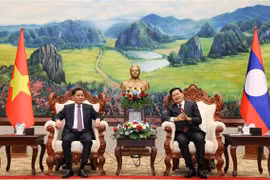 Le président de la Commission centrale du contrôle du Parti en visite au Laos