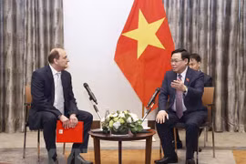 Le président de l’AN Vuong Dinh Hue reçoit des dirigeants de certaines entreprises hongroises