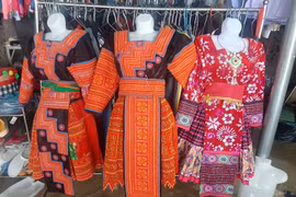 Mùa Thi Tông, une couturière Mông 