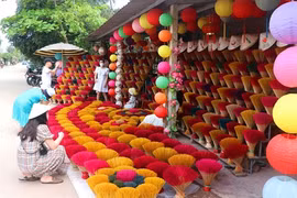 Le village de bâtonnets d’encens de Thuy Xuân gagne les faveurs des jeunes