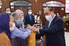 Le président Nguyên Xuân Phuc offre des cadeaux du Têt aux ménages pauvres de Da Nang
