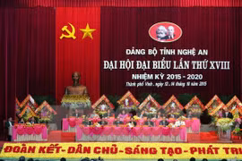 Des dirigeants vietnamiens à des congrès provinciaux du PCV