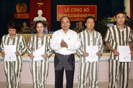 Le vice-PM Nguyên Xuân Phuc demande d’aider les graciés