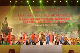Ouverture de la Semaine culturelle et touristique de Nguyên Du à Ha Tinh