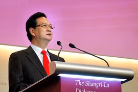 Le Premier ministre Nguyen Tan Dung prononce un discours lors du 12e Dialogue de Shangri-La en 2013 à Singapour. 