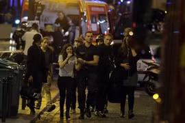 Le Vietnam condamne vivement les attentats à Paris