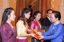 Mme Nguyen Thi Doan reçoit des stagiaires laotiens
