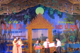 De riches activités à l’occasion de la Fête khmère Ok Om Bok à Trà Vinh