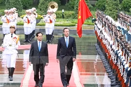 Entretien entre les Premiers ministres vietnamien et britannique