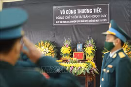Attribution du certificat "La Patrie reconnaît le mérite" au commandant pilote Trân Ngoc Duy