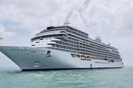 Un navire de croisière étranger mouille à Khanh Hoa