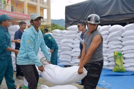 Distribution de riz de la réserve nationale aux personnes défavorisées à Dak Lak