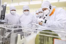 Le PM Pham Minh Chinh rend visite à un producteur de puces semi-conductrices à Bac Giang