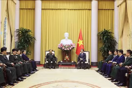 Le président Vo Van Thuong reçoit le vice-ministre lao de la Défense 