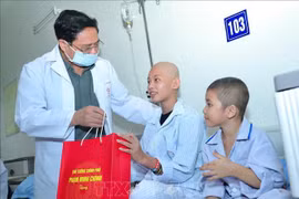 Fête de la mi-automne : le PM offre des cadeaux aux enfants patients souffrant de problèmes liés au sang