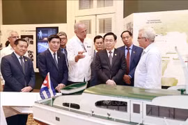 Le président de l’Assemblée nationale du Vietnam visite le Centre Fidel Castro Ruz