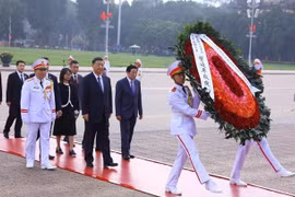Le secrétaire général et président chinois Xi Jinping rend hommage au Président Ho Chi Minh