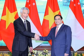 Le Vietnam et Singapour envisagent un partenariat stratégique intégral