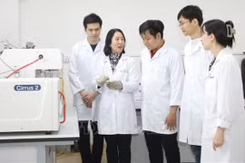 Une femme scientifique à Hanoï absorbée par des études sur la protection de l'environnement