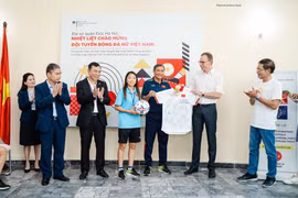 Rencontre entre l'équipe vietnamienne de football féminin et l'ambassade d'Allemagne