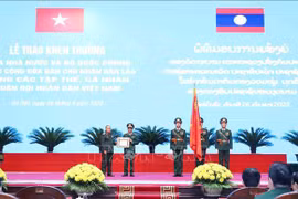 Distinction de collectifs et d'individus vietnamiens ayant des contributions à la révolution lao