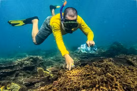 Quand les plongeurs nettoient les eaux de Dà Nang 