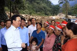 Le président Vo Van Thuong rend visite aux familles touchées par la crue soudaine à Lao Cai