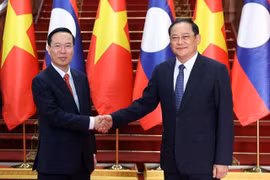 Le président Vo Van Thuong rencontre le PM et le président de l'AN du Laos