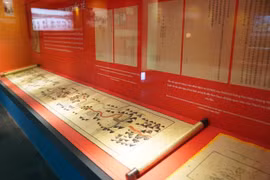Les archives impériales de la dynastie des Nguyên s’exposent à Hanoi